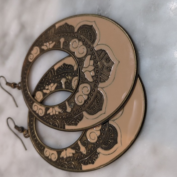 Stamped moroccan design oval hoop earring - Picture 2 of 9